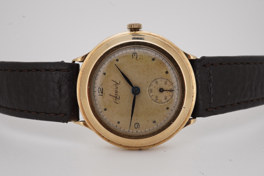 A gentleman's 9ct gold Accurist manual wind wrist watch, with dot and quarterly Arabic numerals, case diameter 33mm, on an associated leather strap. Condition - poor